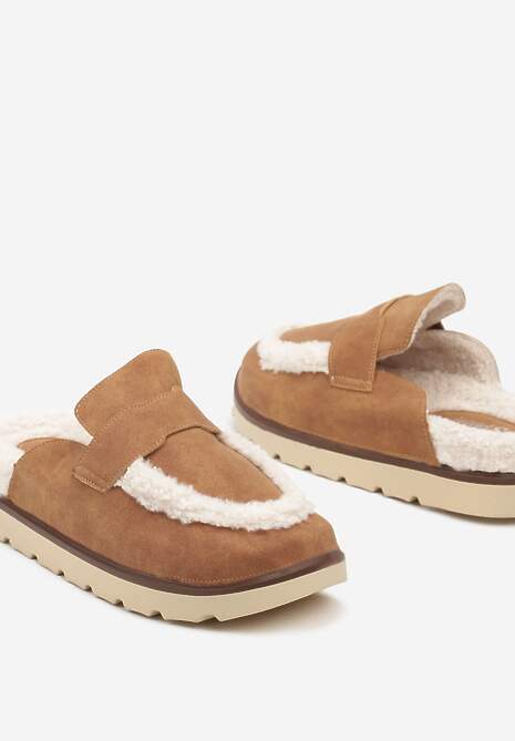 Brązowe Klapki na Platformie Ozdobione Paskiem i Futerkiem w Stylu Baranka Islinna