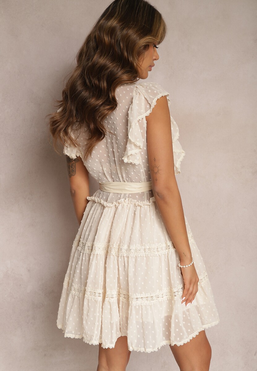 Jasnobeżowa Koronkowa Sukienka Koszulowa z Falbankami i Wiązanym Paskiem Lucerna