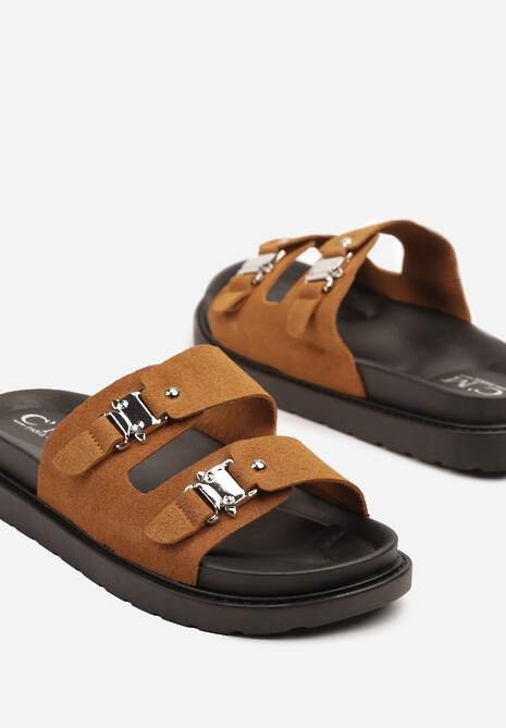 Brązowe Klapki Ozdobione Klamrami Islevis