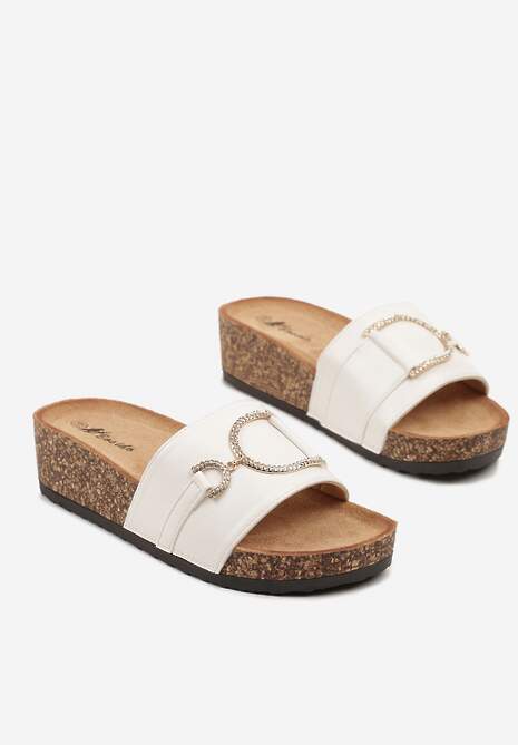 Białe Klapki na Koturnie Ozdobione Cyrkoniami i Metaliczną Aplikacją Teitella