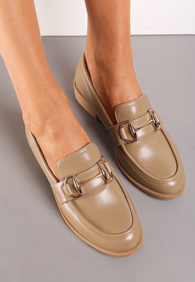 Ciemnobeżowe Wsuwane Mokasyny Ozdobione Paskiem z Metalową Klamrą Tirnala