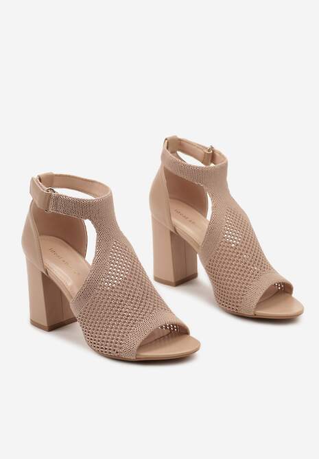 Ciemnobeżowe Sandały na Słupku z Ażurowym Zdobieniem z Zapięciem przy Kostce Qutima