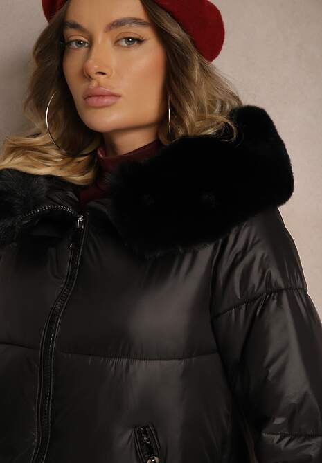 Czarna Kurtka Pikowana z Kapturem Ozdobiona Futerkiem i Dłuższym Tyłem Rinloris