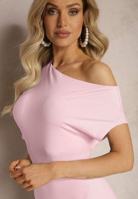Różowa Dopasowana Sukienka Midi o Asymetrycznym Kroju Lirevasse