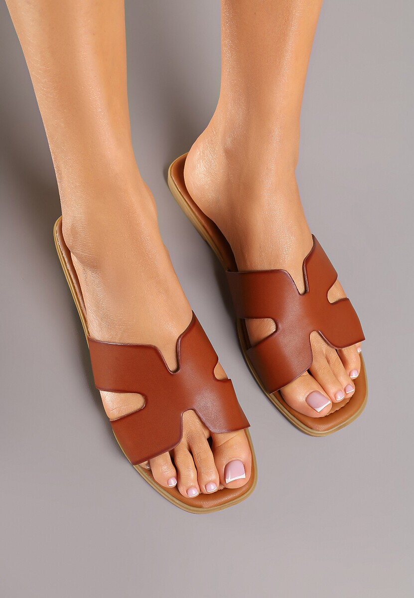 Ciemnobrązowe Klapki na Płaskiej Podeszwie w Klasycznym Stylu z Wycięciami Filinda