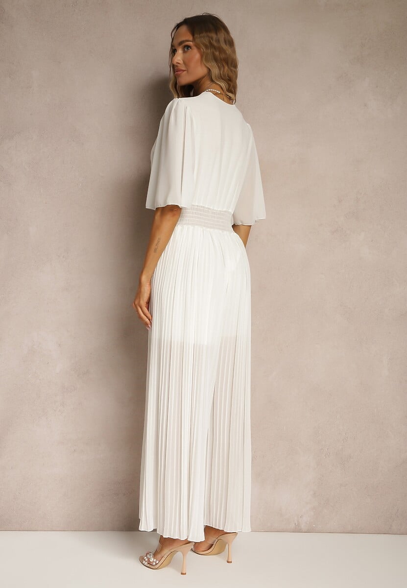 Biały Kombinezon z Kopertowym Dekoltem i Gumką w Pasie Zdobiony Plisami Amadle