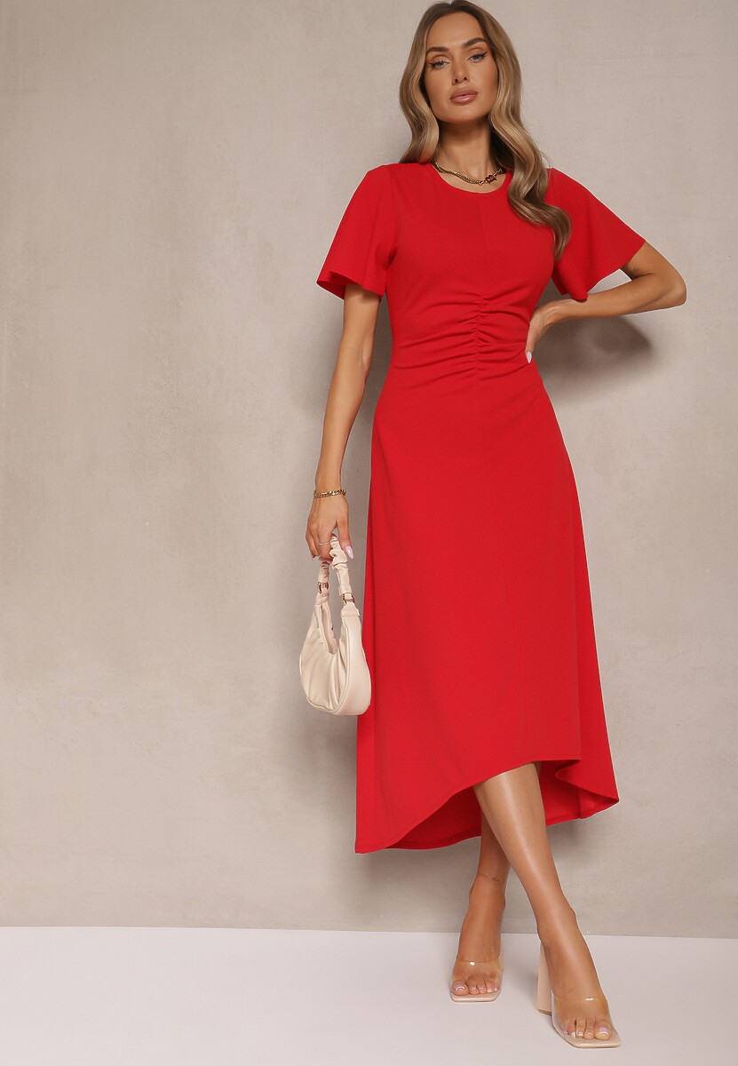 Czerwona Sukienka o Rozkloszowanym Kroju z Marszczeniem Odarene