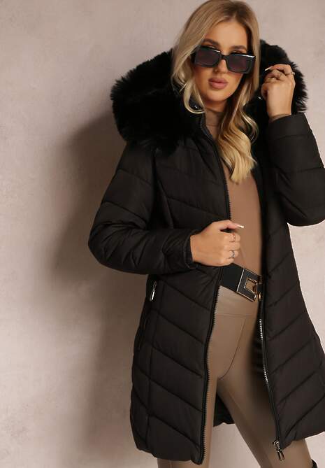 Czarna Pikowana Kurtka o Wydłużonym Fasonie z Odpinanym Kapturem i Sztucznym Futerkiem Nasteh