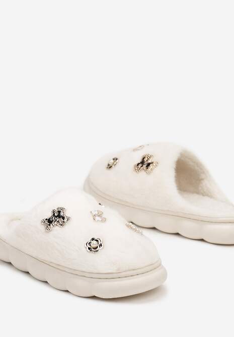 Beżowo-Białe Futrzane Kapcie z Przypinkami Metalicznymi Lialina