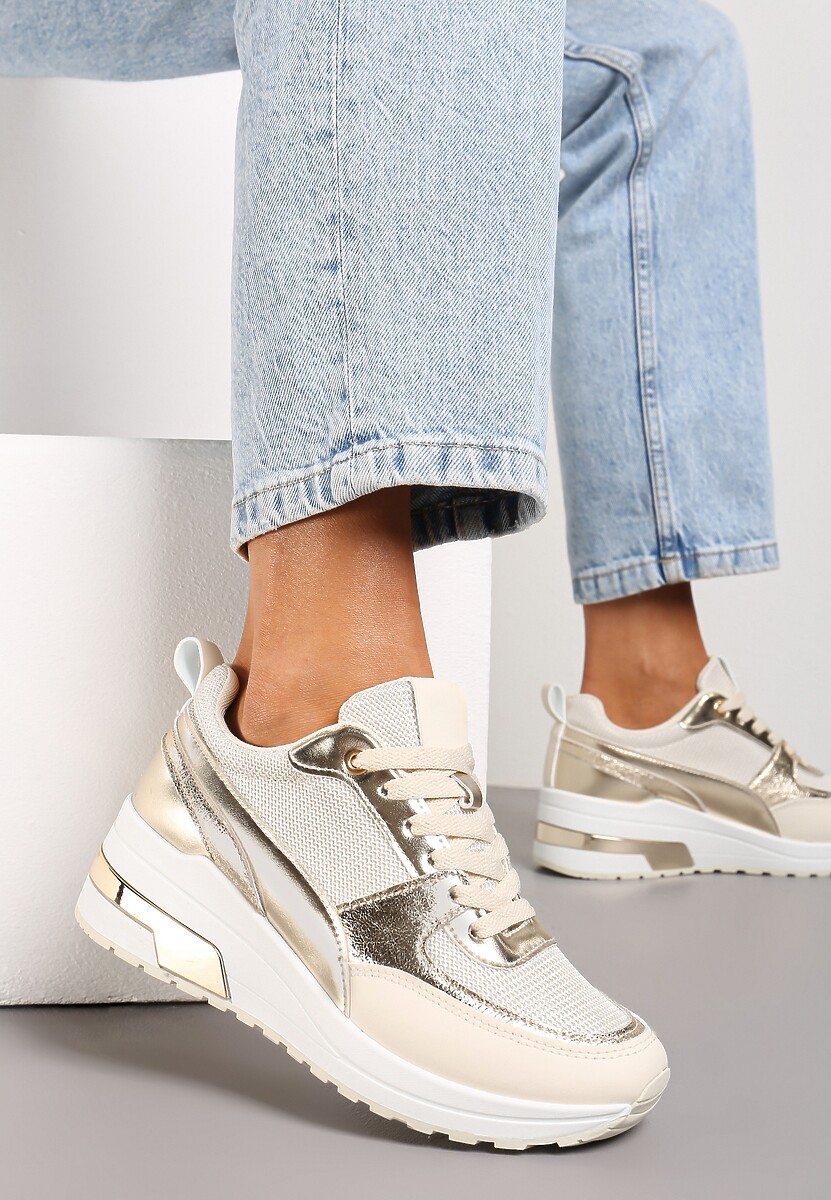 Biało-Srebrne Sneakersy na Niewysokim Koturnie z Metalicznymi Naszywkami Swerdia