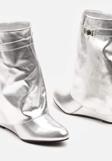 Srebrne Botki na Koturnie z Wywiniętą Cholewką Ozdobioną Rozpinaną Klamrą Niavin