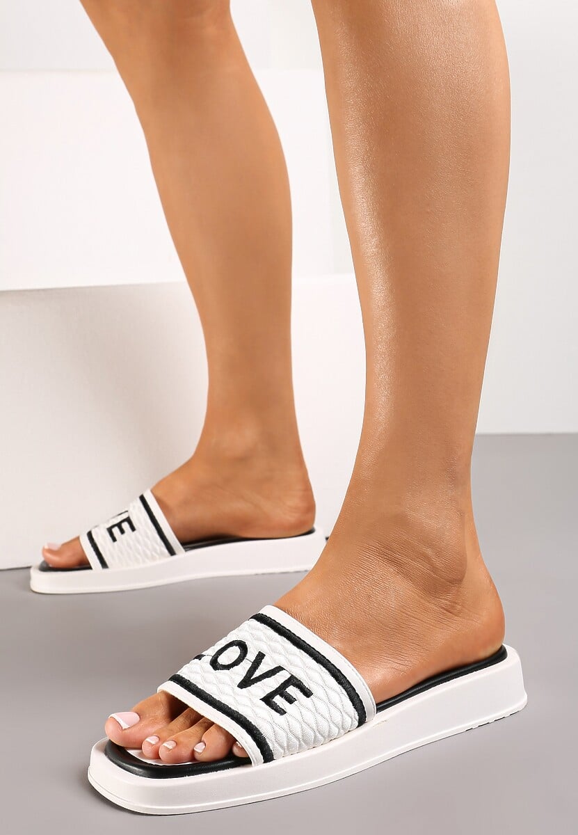 Czarne Klapki z Ozdobnym Napisem na Cholewce i Noskiem w Kwadrat Optizoria