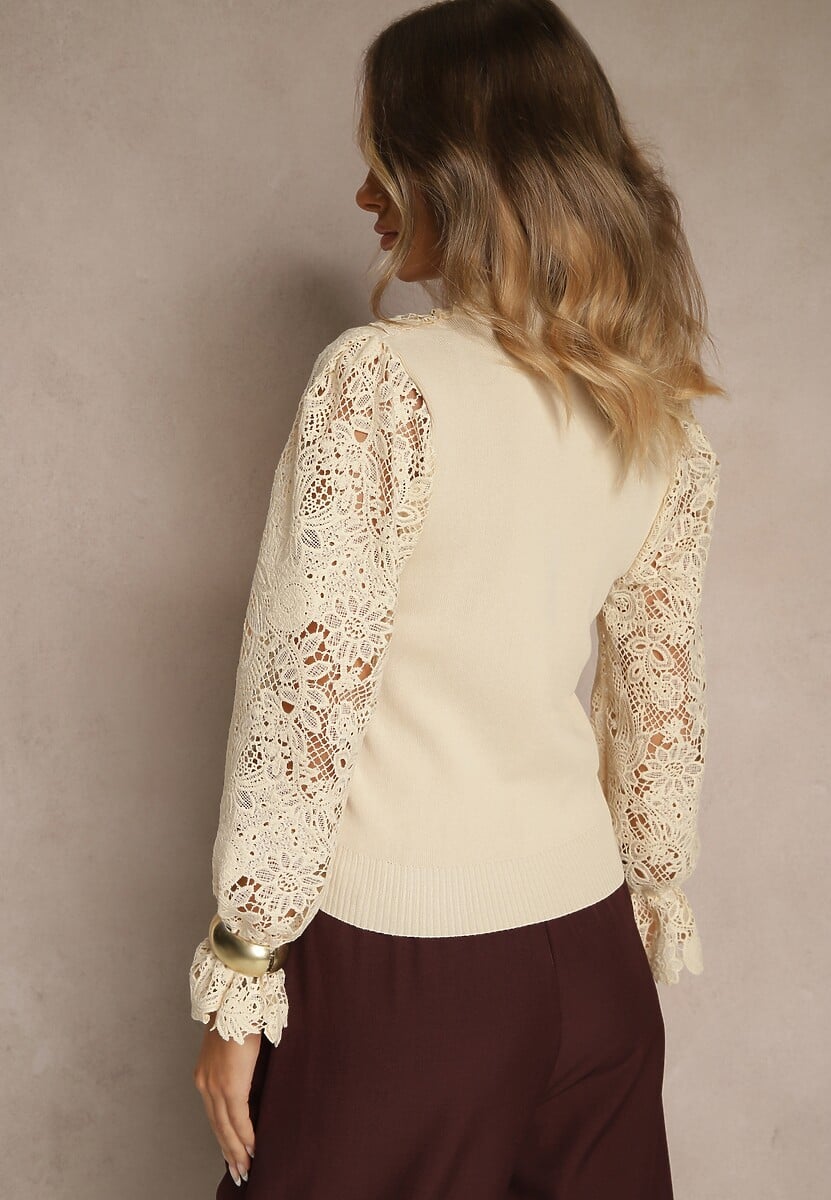 Beżowa Dzianinowa Bluzka Rerto ze Stójką i Koronką na Rękawach i Dekolcie Lilithme