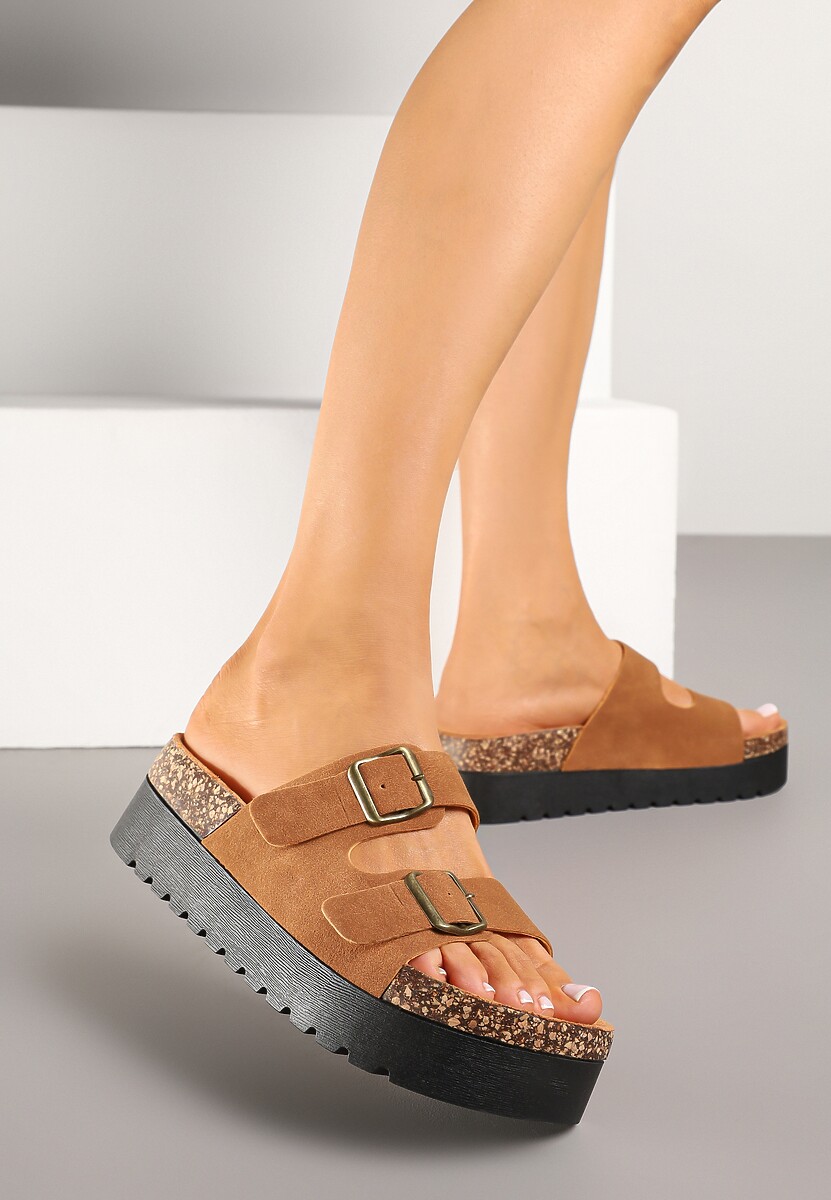 Brązowe Klapki na Platformie z Korka Ozdobione Klamrami Ravilisse