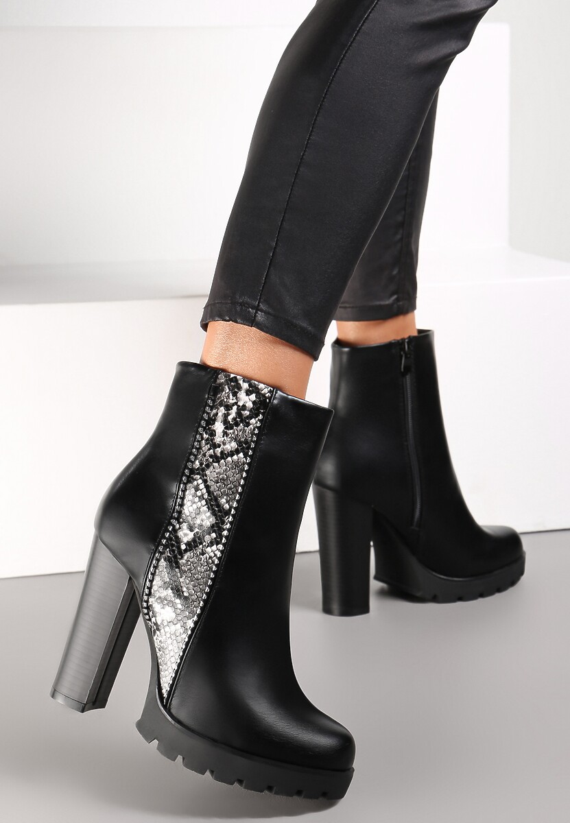 Czarne Botki na Słupku z Wężowym Paskiem Vela