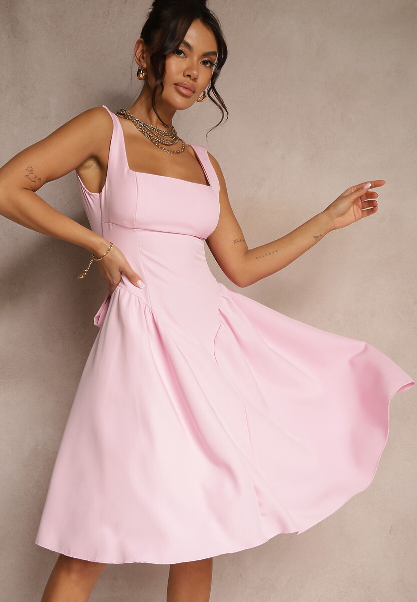 Różowa Sukienka o Rozkloszowanym Fasonie z Kokardą na Tyle Soneritia