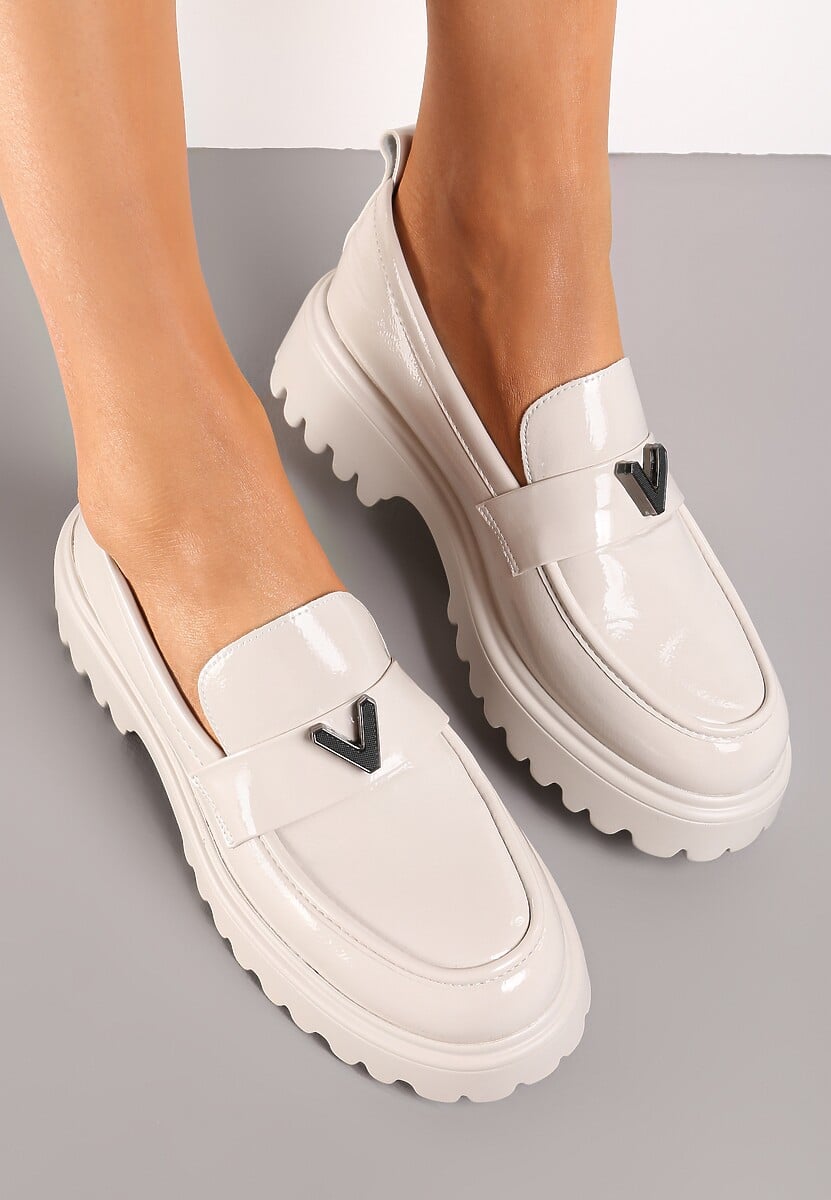 Jasnoszare Mokasyny z Lakierowanej Ekoskóry z Ozdobą z V Intira