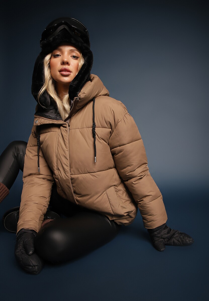 Beżowa Pudełkowa Kurtka z Kapturem i Kieszeniami Zdobiona Pikowanymi Przeszyciami Issenia