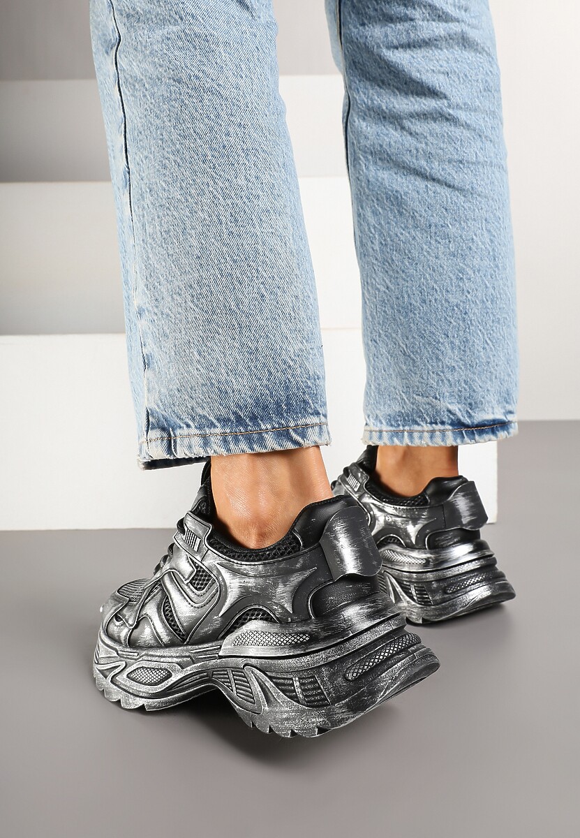 Czarne Sneakersy w Streetwearowym Stylu na Podeszwie z Tłoczeniami Neodeoriel