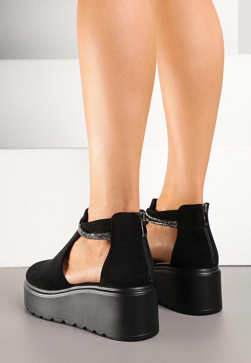 Czarne Sandały na Koturnie Ozdobione Perforacją i Cyrkoniami Sopassa