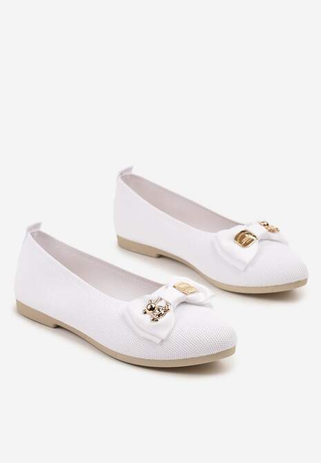 Białe Balerinki Ozdobione Metalicznymi Aplikacjami i Kokardą Bretella