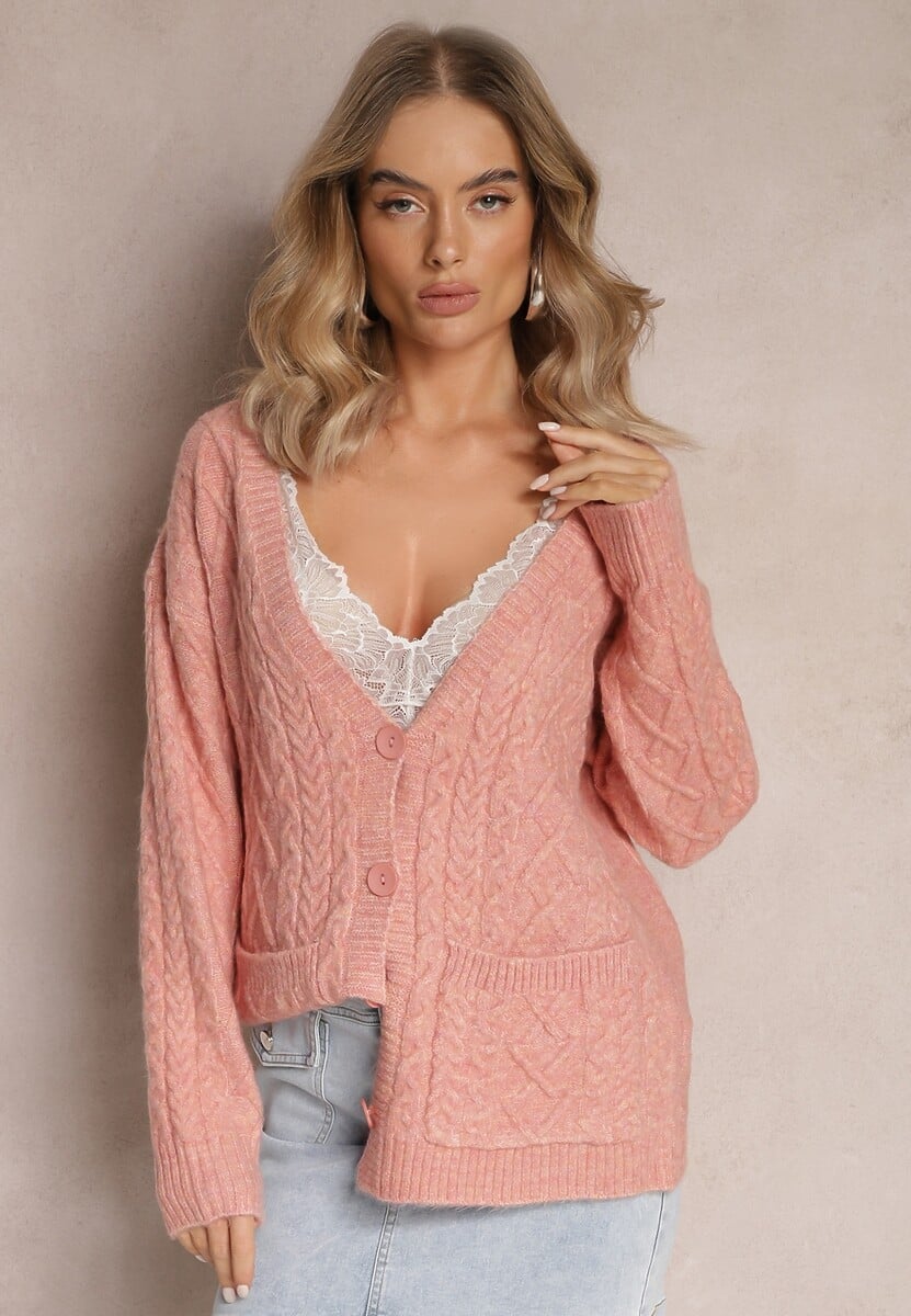 Jasnoróżowy Zapinany Kardigan z Trójkątnym Dekoltem i Warkoczykowy Splot Juessa