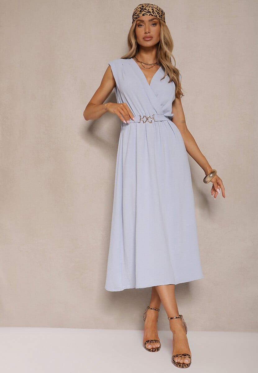 Biała Sukienka o Rozkloszowanym Kroju z Paskiem z Klamrą Meniros