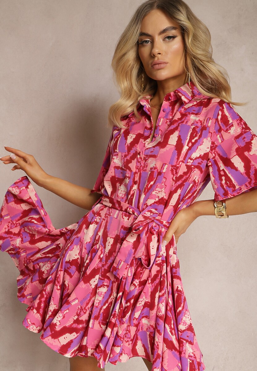 Różowa Rozkloszowana Sukienka o Koszulowym Kroju z Paskiem w Talii w Abstrakcyjny Wzór Farae