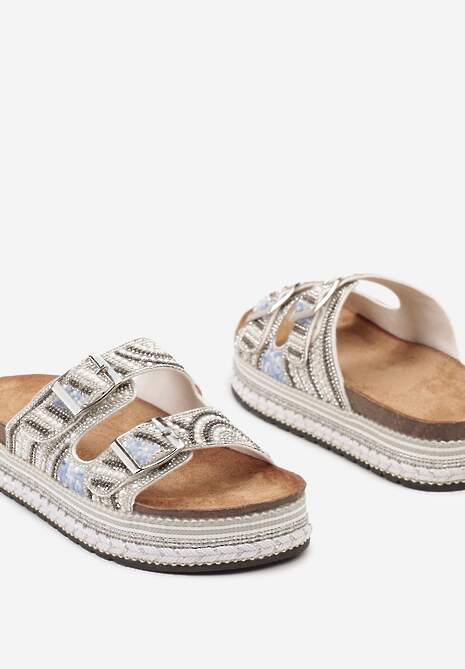 Białe Klapki na Grubej Podeszwie Ozdobione Boho Wzorem z Cyrkoniami i Klamrami Meepka