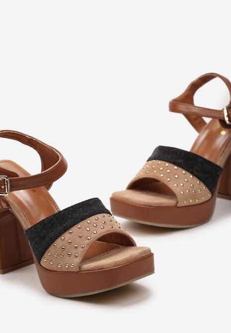 Ciemnobeżowe Sandały Zapinane wokół Kostki na Wysokim Słupku i Platformie z Nitami Trasiaga