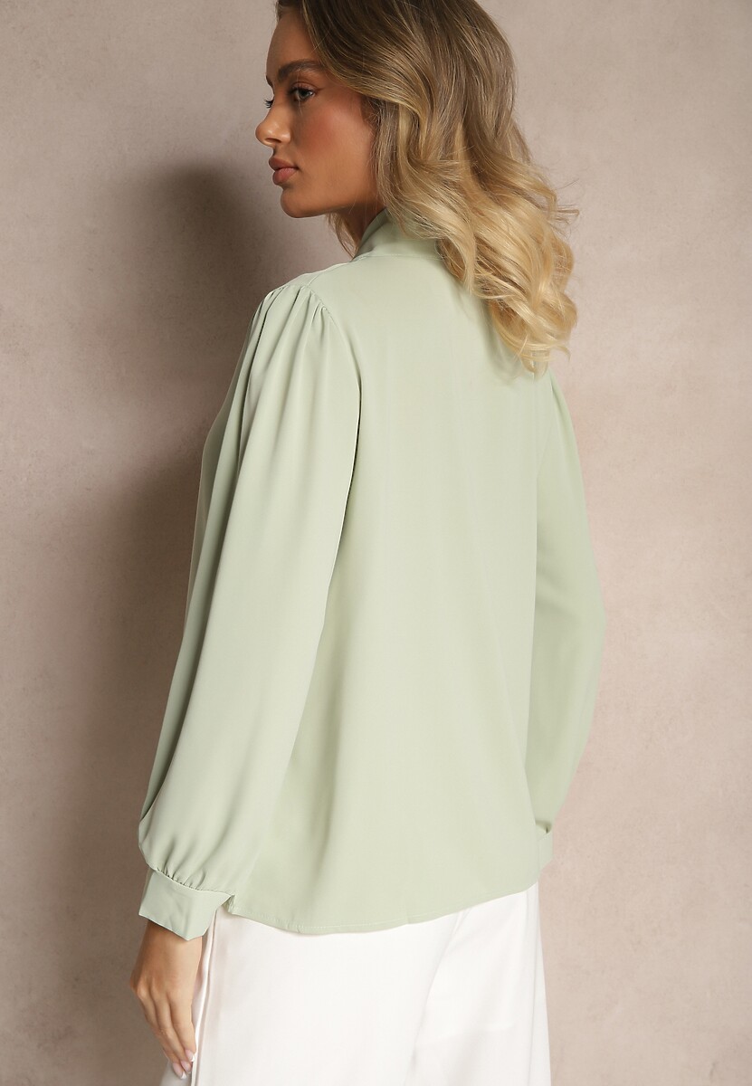 Zielona Bluzka o Koszulowym Kroju z Żabotem i Perłowym Zdobieniem Gonialith