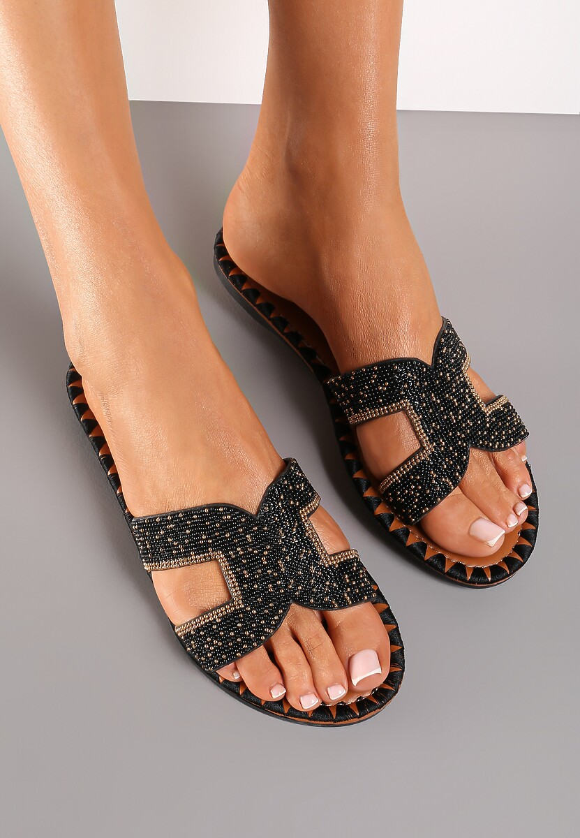 Czarne Klapki z Koralikami i Wycięciami na Pasku Aelwis