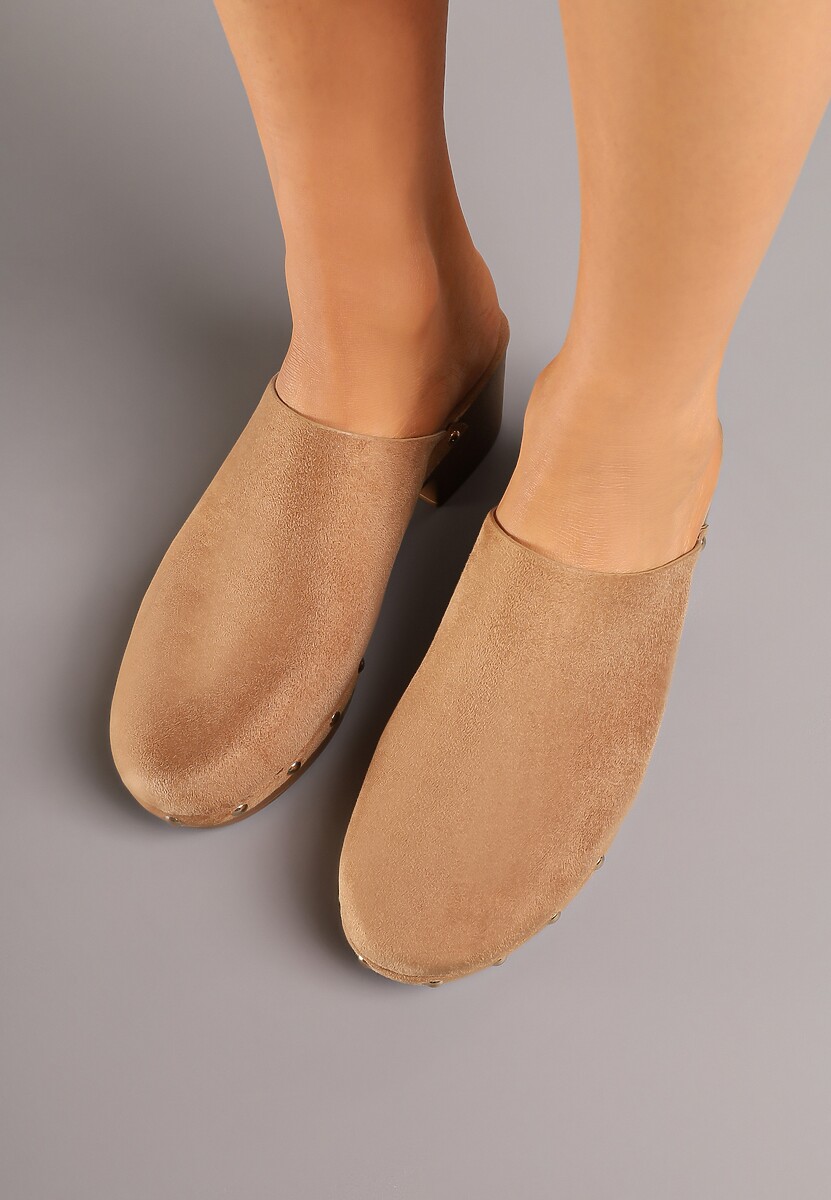 Brązowe Klapki Drewniaki Typu Mule na Słupku Zdobione Nitami Hlerra