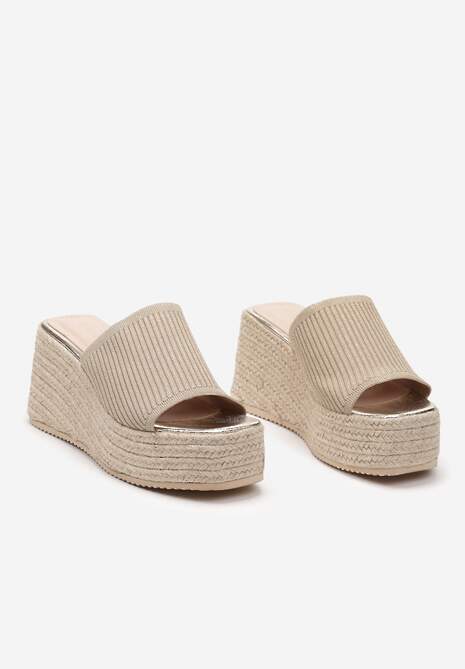 Złote Klapki na Koturnie Ozdobionym Plecionką Obdaria