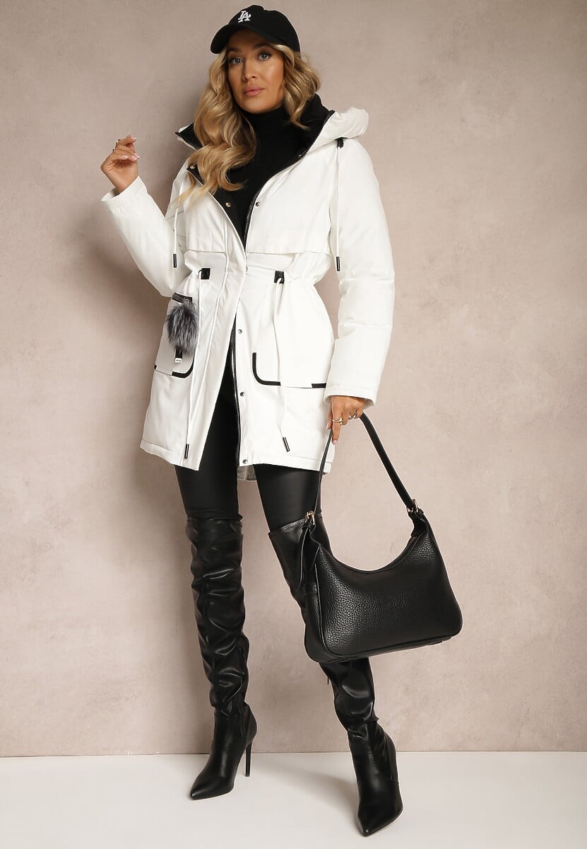 Biała Kurtka Parka ze Ściągaczami w Talii i Kapturem Zdobiona Zawieszką Zeriena