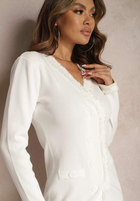 Biała Sweterkowa Sukienka z Ozdobnymi Frędzelkami i Guzikami Opleria