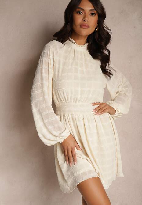 Jasnobeżowa Rozkloszowana Sukienka ze Stójką i Gumką w Talii Zdobiona Metaliczną Nicią Vencira