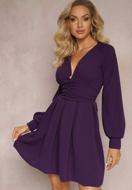 Fioletowa Sukienka Mini z Trójkątnym Dekoltem i Marszczoną Talią Ozdobiona Guzikami Bulwina
