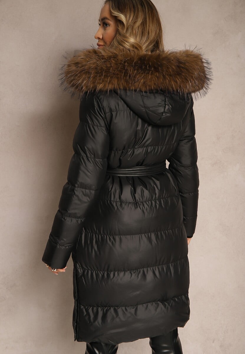 Czarna Kurtka Pikowana o Długim Kroju z Kapturem Wiązana w Pasie z Odpinanym Futerkiem Phorira
