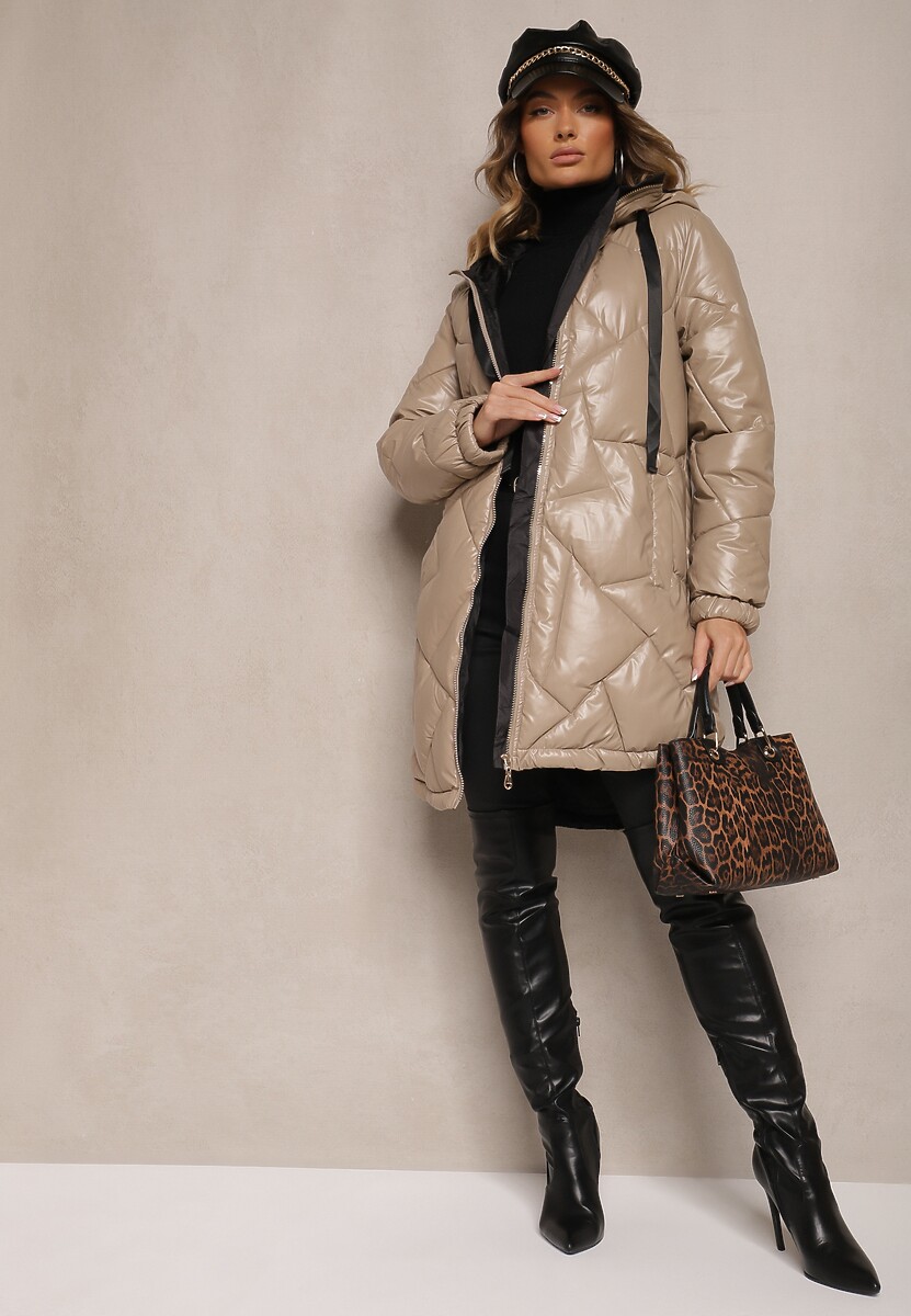 Ciemnobeżowa  Kurtka Pikowana o Długim Kroju z Kapturem Ozdobiona Sznurkami Polezi