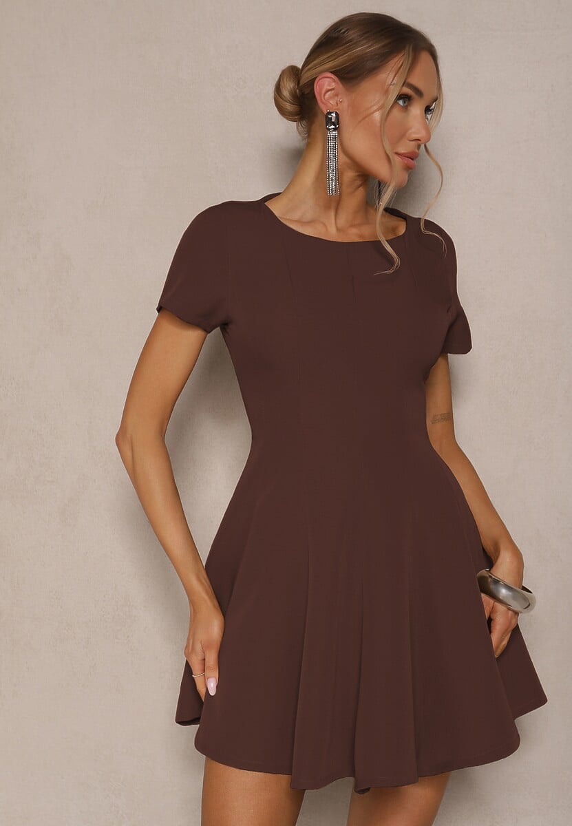 Brązowa Sukienka o Rozkloszowanym Kroju na Krótki Rękaw Zdobiona Przeszyciami Mepiza
