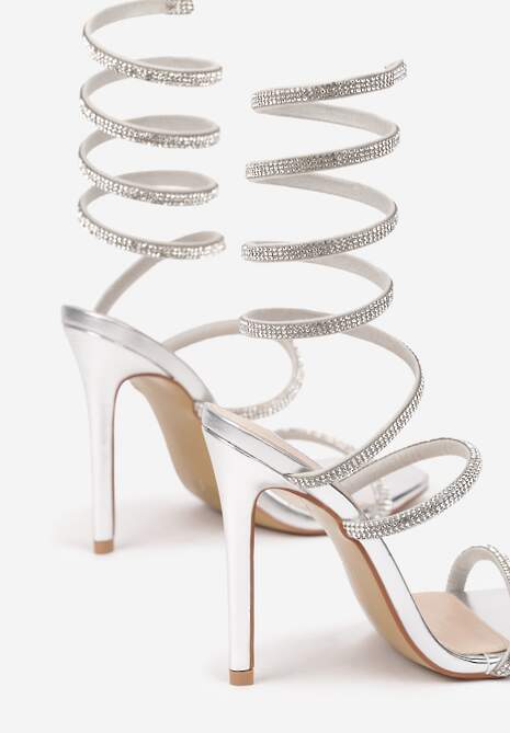 Srebrne Sandały na Obcasie Ozdobione Cyrkoniową Sprężyną na Łydkę Nelesi