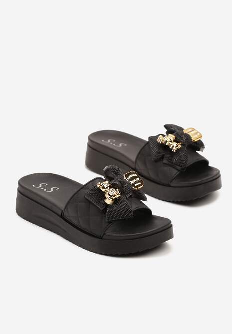 Czarne Klapki na Platformie Ozdobione Pikowaniem Aplikacjami i Kokardą Evelseli