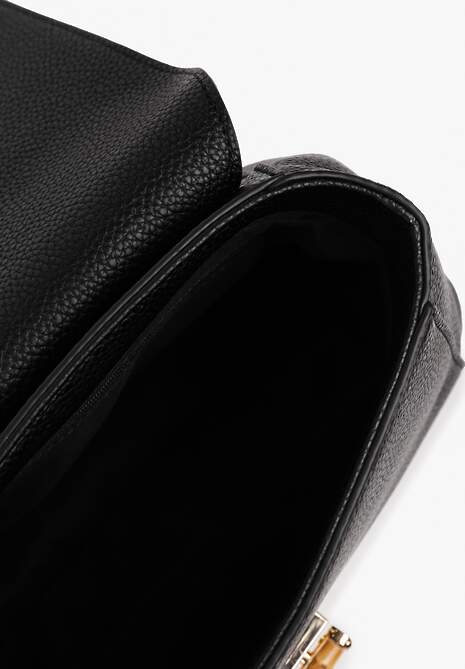 Czarna Torebka o Trapezowym Kształcie z Klapą Rączką i Dodatkowym Paskiem Hrulla