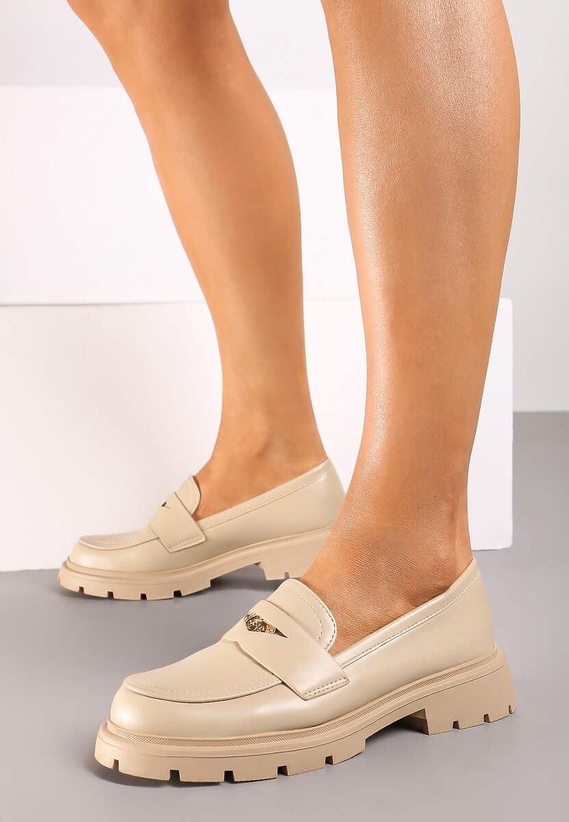 Beżowe Mokasyny o Klasycznym Fasonie ze Złotą Aplikacją Vertana