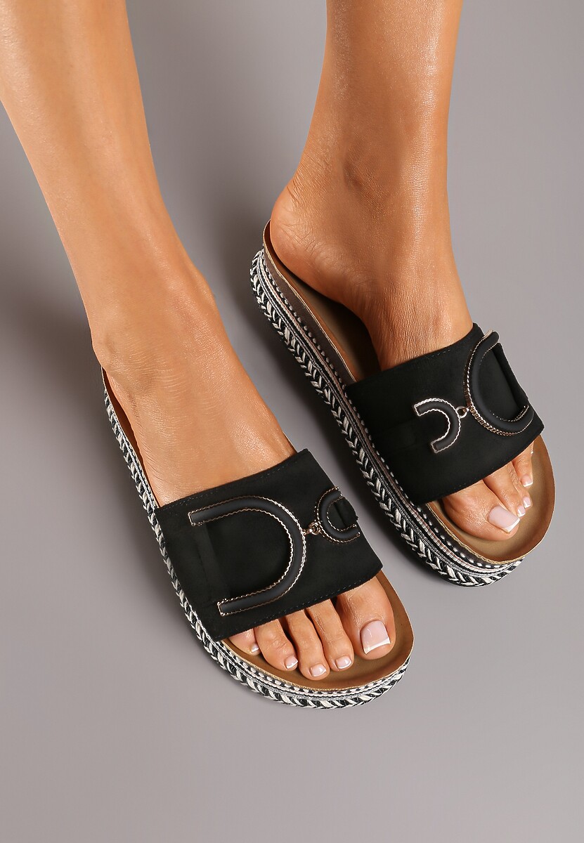 Czarne Klapki z Wyściółką z Imitacji Skóry na Płaskiej Podeszwie z Metalową Ozdobą Caloen