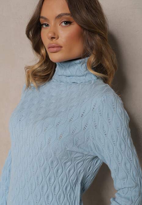 Jasnoniebieski Golf z Wiskozą w Tłoczony Wzór Przeszyty Metaliczną Nitką Neldora