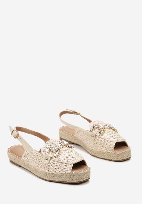 Jasnobeżowe Sandały z Otwartym Noskiem na Podeszwie z Plecionki Ozdobione Metaliczną Klamrą Tivera