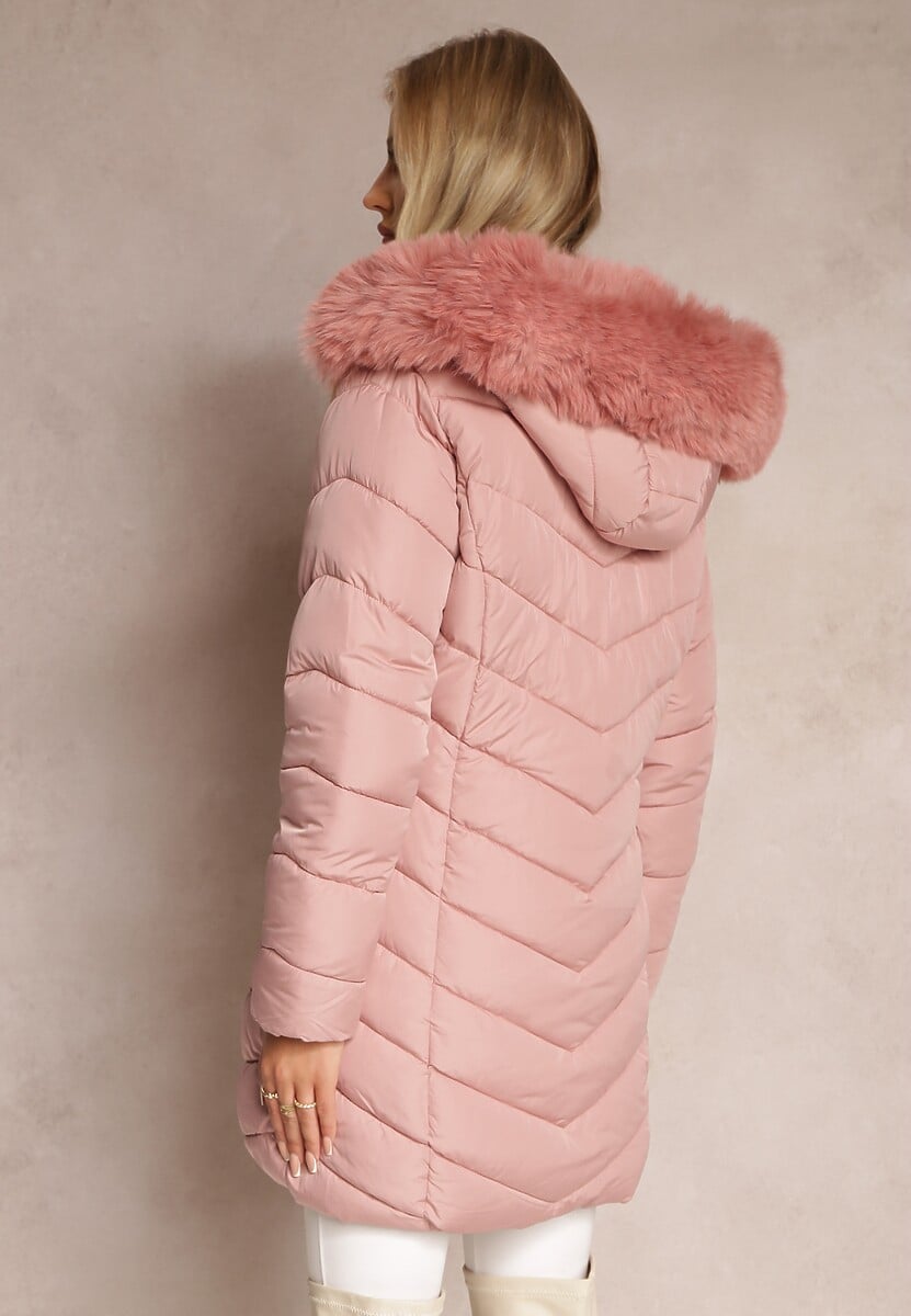 Różowa Pikowana Kurtka o Wydłużonym Fasonie z Odpinanym Kapturem i Sztucznym Futerkiem Nasteh
