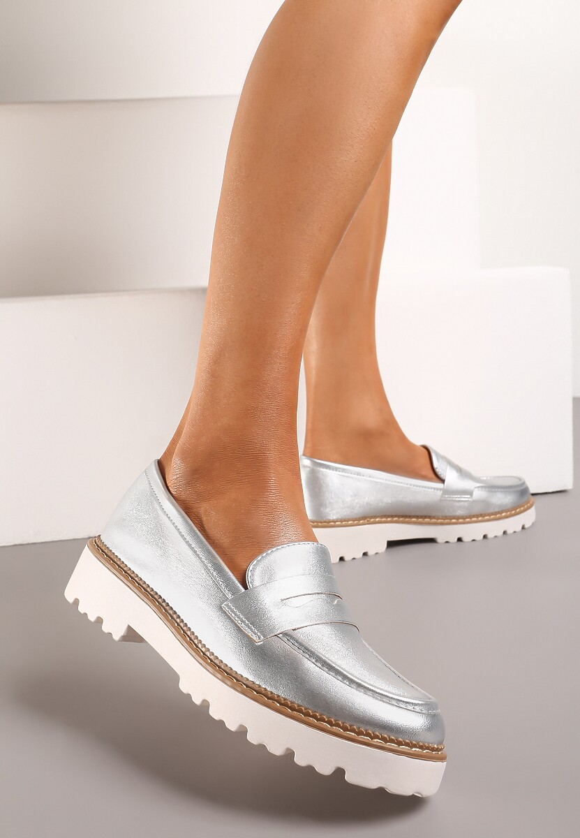 Srebrne Casualowe Mokasyny na Płaskiej Podeszwie z Ozdobnym Paskiem Apahida